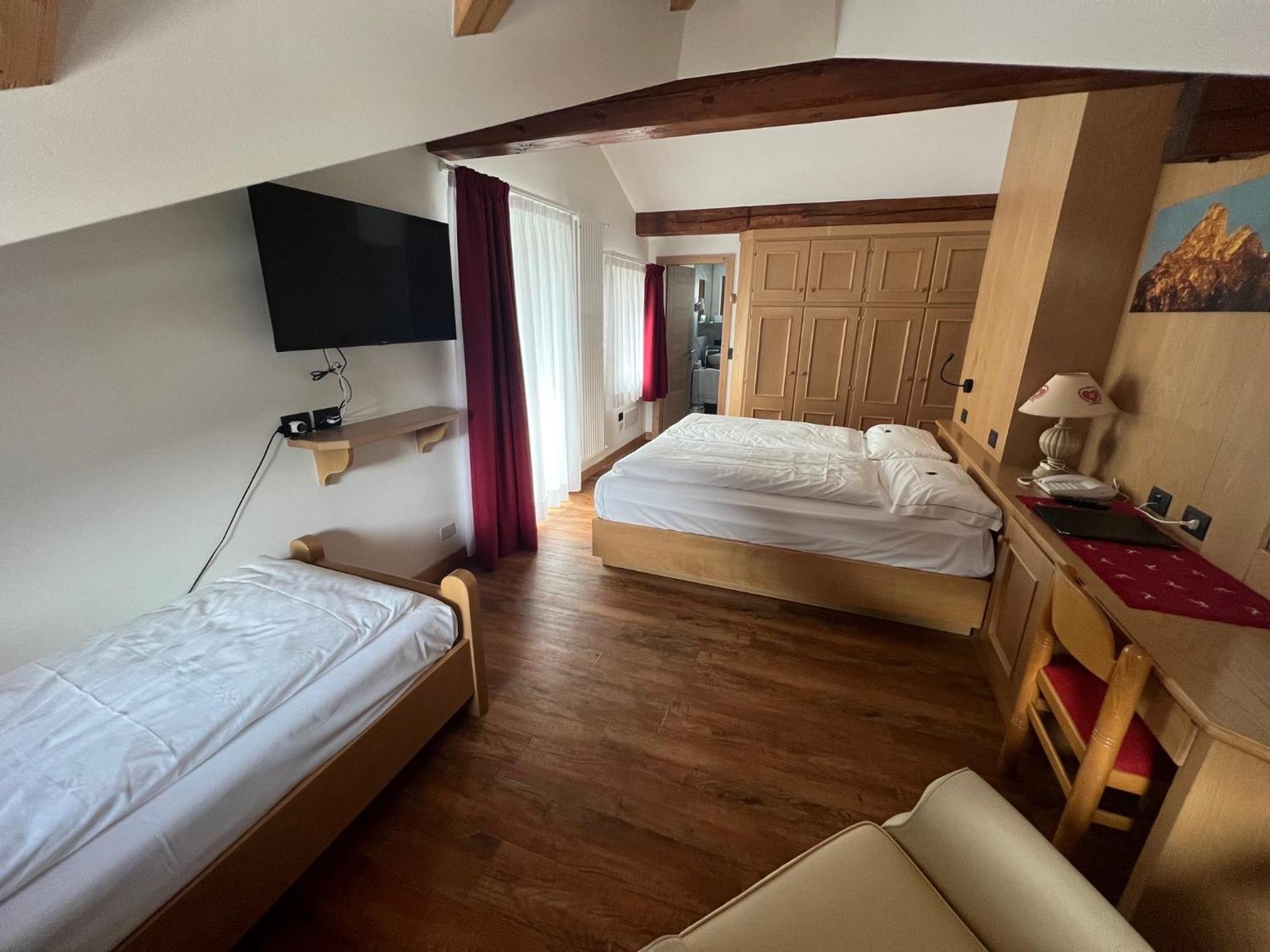 Hotel Piedibosco โมเอนา ภายนอก รูปภาพ